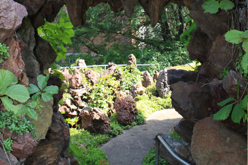 Pathway along the top of the Wonder Cave